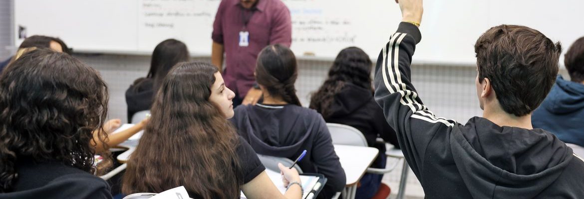 Prefeitura sanciona mudanças na carga horária de professores do Rio