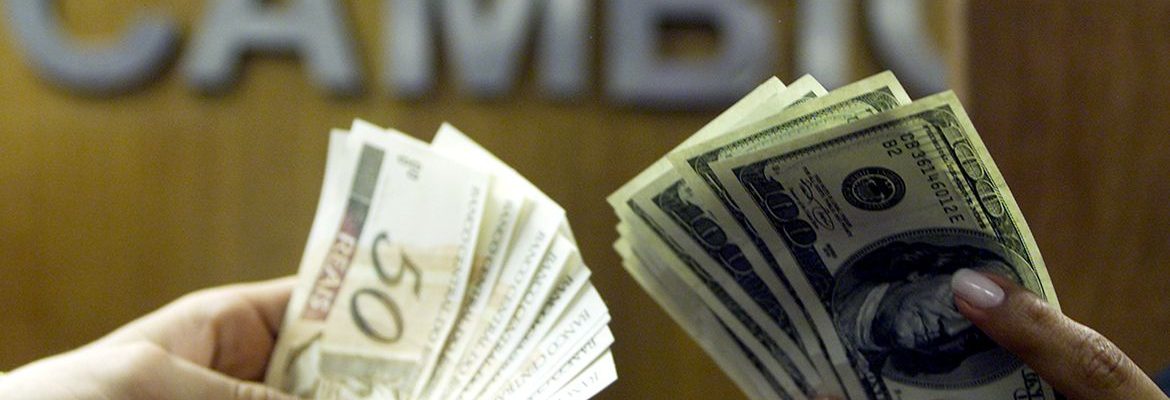 Dólar cai para R$ 6,10 e fecha no menor valor desde dezembro