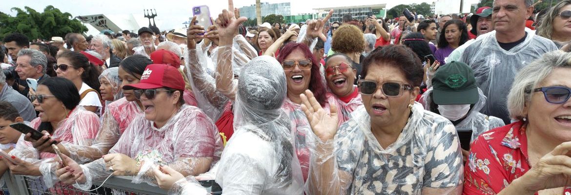 Manifestantes comemoram democracia na Praça dos Três Poderes