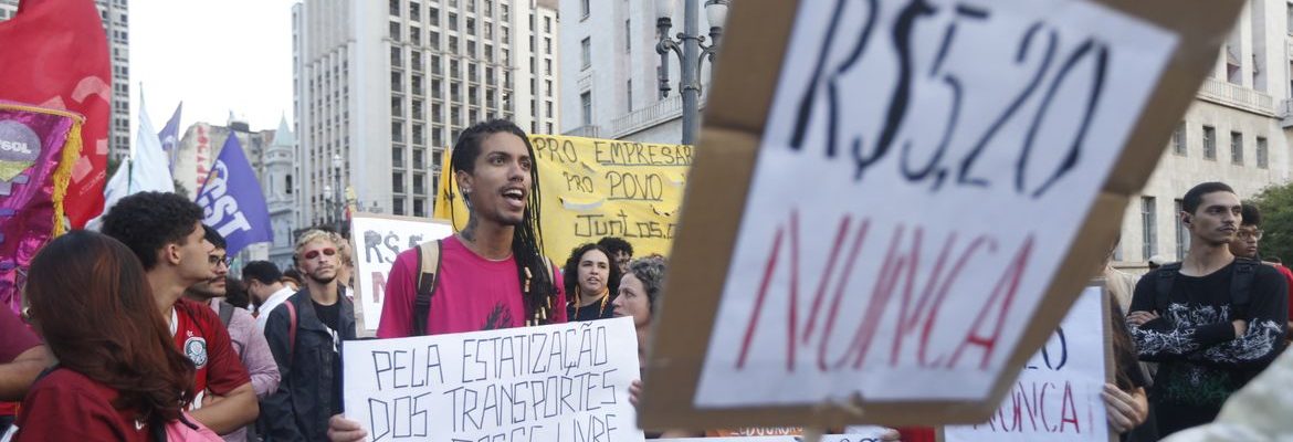 Manifestantes protestam contra aumento das passagens municipais em SP